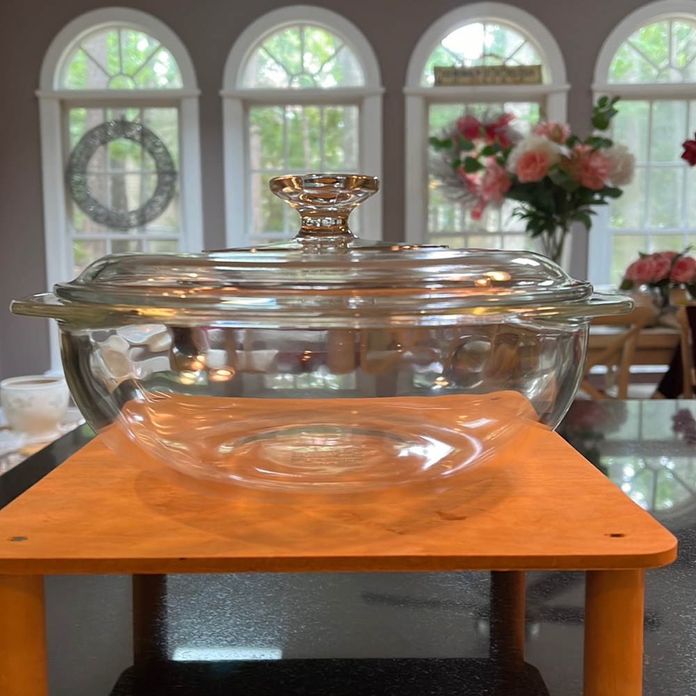 Pyrex / Corning - Vintage 2L Round Casserole Dish with Lid.  8.5 in.
